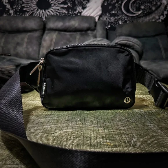 lululemon athletica Black Belt Bag new without tags - Picture 14 of 16